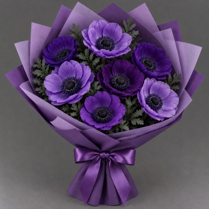Букет с фиолетовыми анемонами